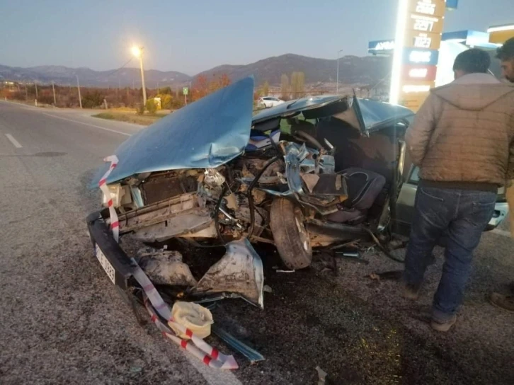 Tomruk yüklü kamyon otomobille çarpışt; 2 yaralı
