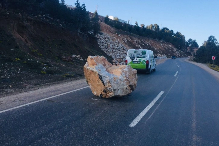 Tonlarca ağırlığındaki kaya yola yuvarlandı