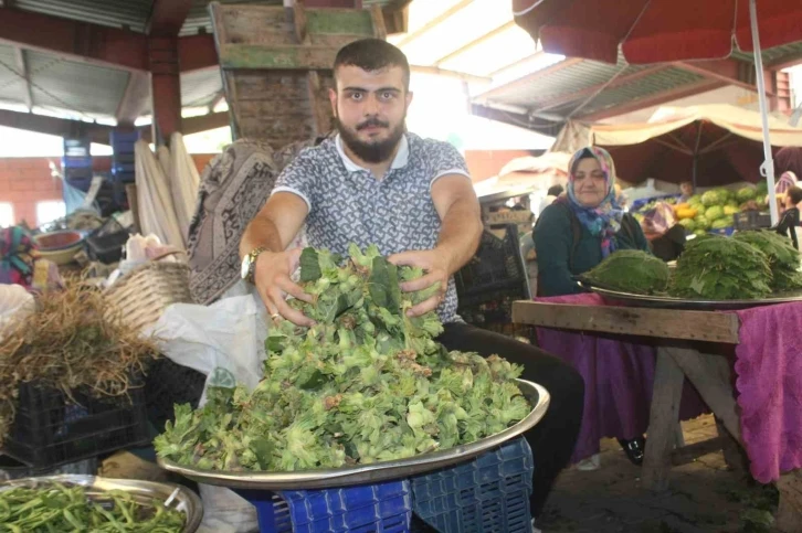 Toplanan taze fındıklar semt pazarlarındaki tezgahlarda yerini almaya başladı
