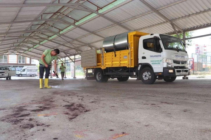 Toroslar’da kurban kesim ve satış yerlerinin temizliğine başlandı
