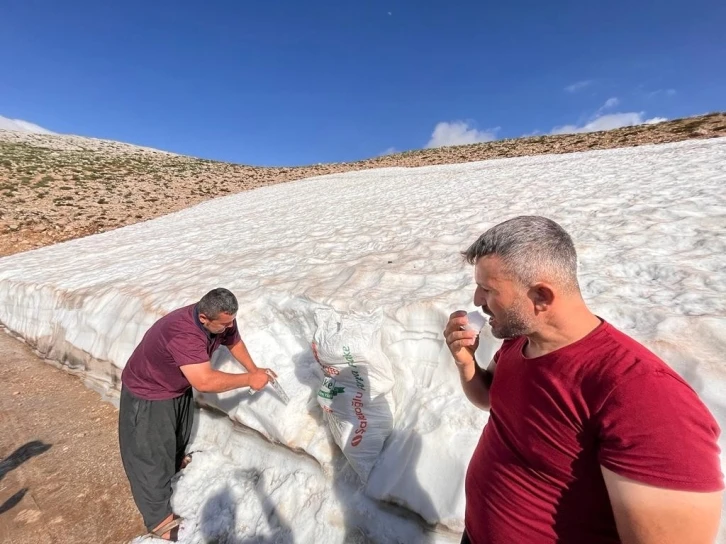 Toroslardan çuval çuval taşınan kar, deniz seviyesinde karlama şerbet oluyor
