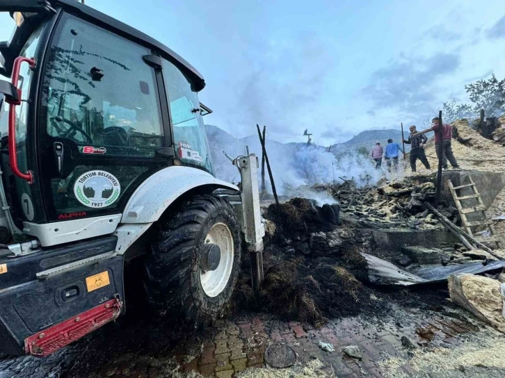 Tortum’da yangın paniği: 2 ev, 1 samanlık, 1 ahır küle döndü
