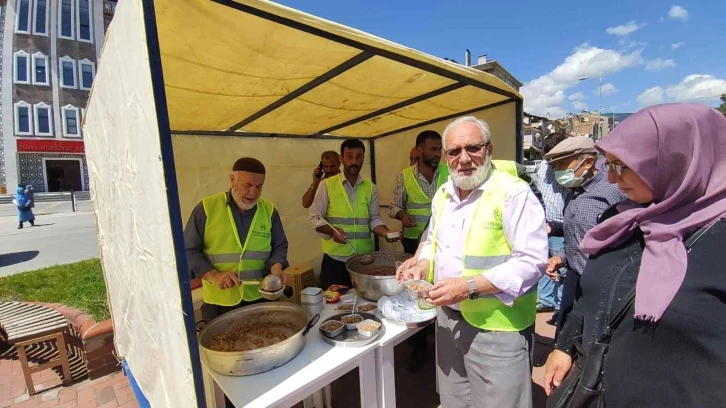 Tosya’da bin kişiye aşure ikram edildi
