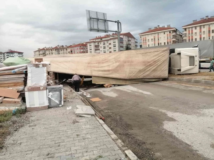 Tosya’da tır devrildi, sürücü yaralandı
