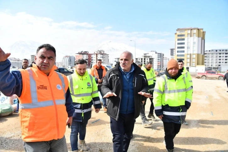 Trabzon Büyükşehir Belediyesi Elbistan’da yaraları sarmak için çalışma yürütüyor
