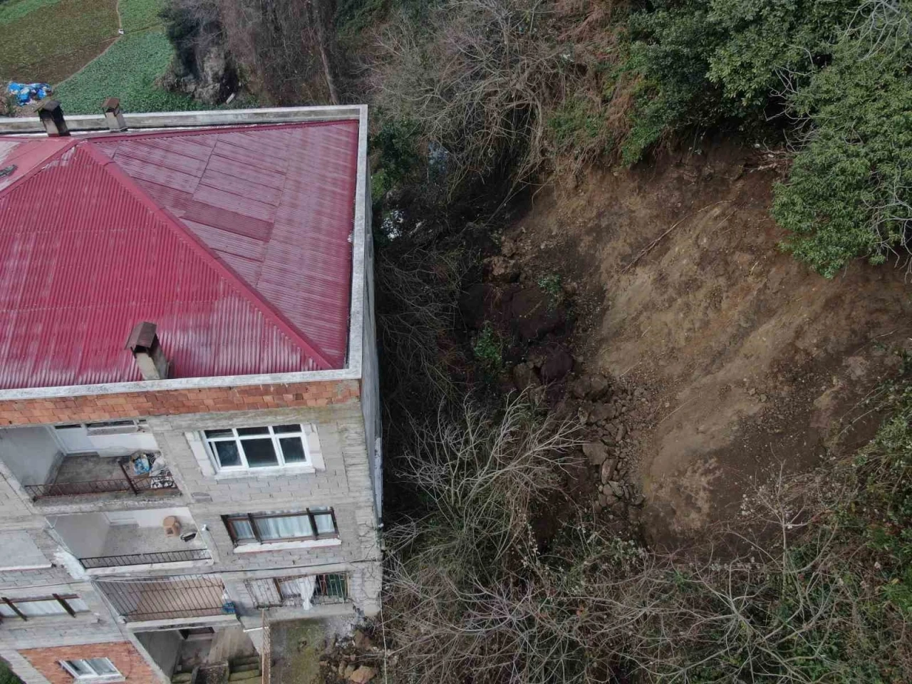 Trabzon’da 5 katlı binada toprak kayması: 1 yaralı, 5 tahliye
