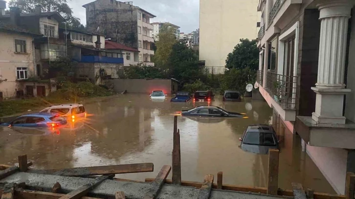 Trabzon’da dere taştı, sokaklar göle döndü
