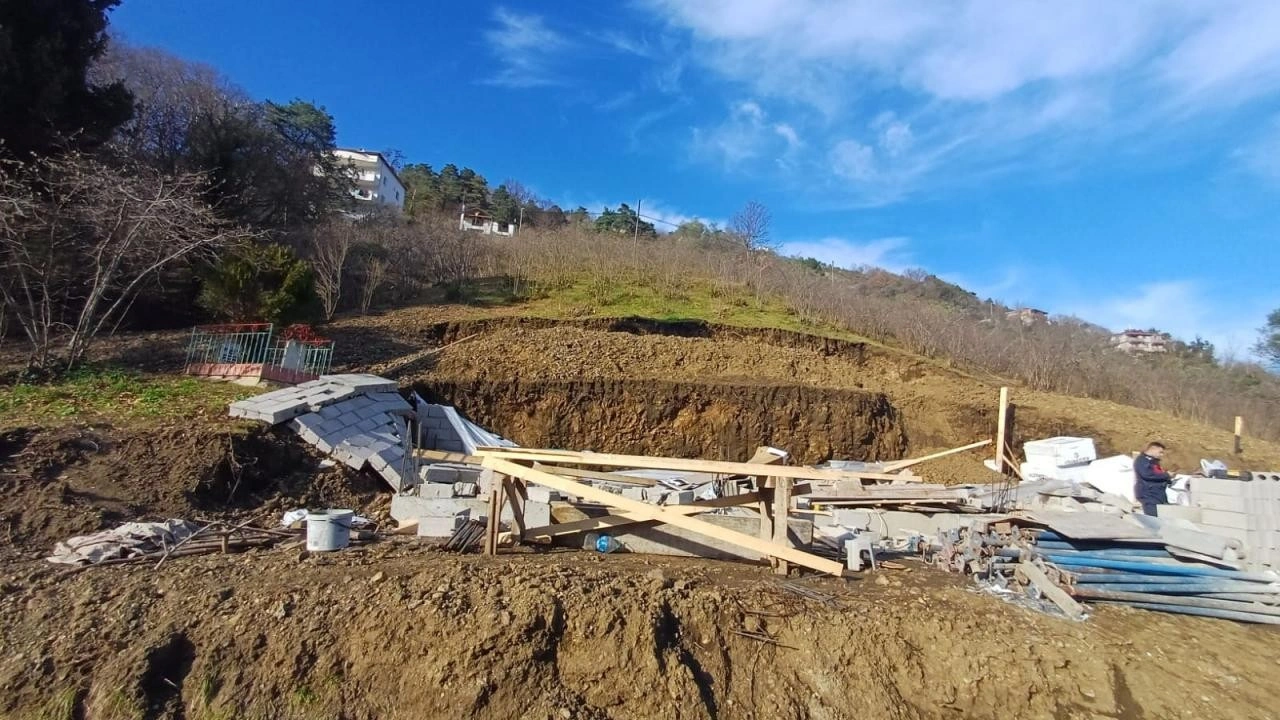 Trabzon'da istinat duvarı çöktü; 1 işçi öldü