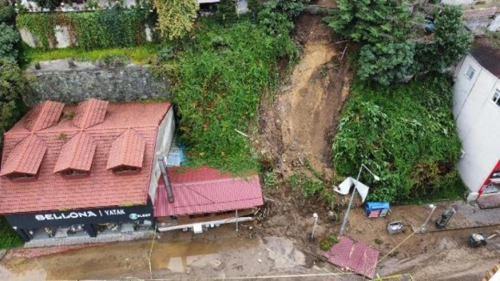 Trabzon'da sel! Yıldırım düştü ve heyelan oluştu