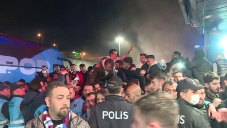 Trabzonspor'a havaalanında coşkulu karşılama