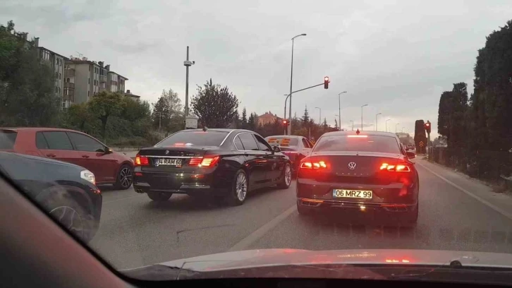 Trafiği tehlikeye düşüren düğün konvoyu magandaları kamerada
