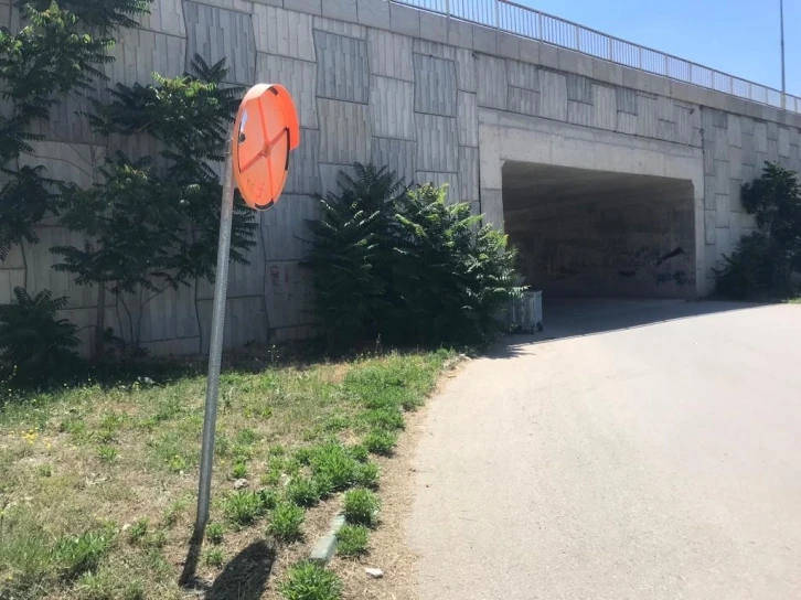 Trafik güvenliğini sağlayan ayna vandalların hedefi oldu
