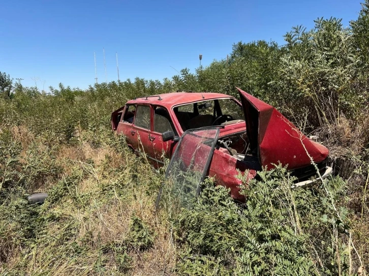 Trafik işareti levhasına çarpan otomobil şarampole devrildi
