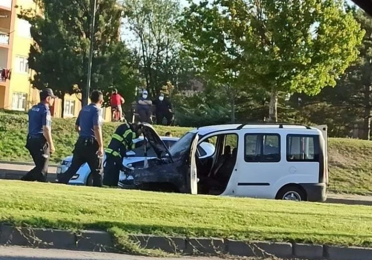 Trafik ışıklarında bekleyen araç alevlere teslim oldu
