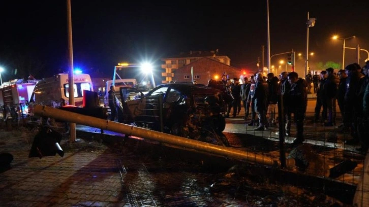 Trafik ışıklarında feci kaza: 3’ü ağır 6 yaralı