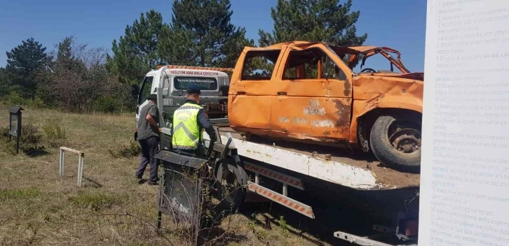 Trafik kazalarına hasarlı araçla dikkat çekiliyor
