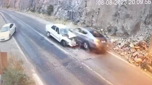 Trafik kazası güvenlik kamerasına yansıdı
