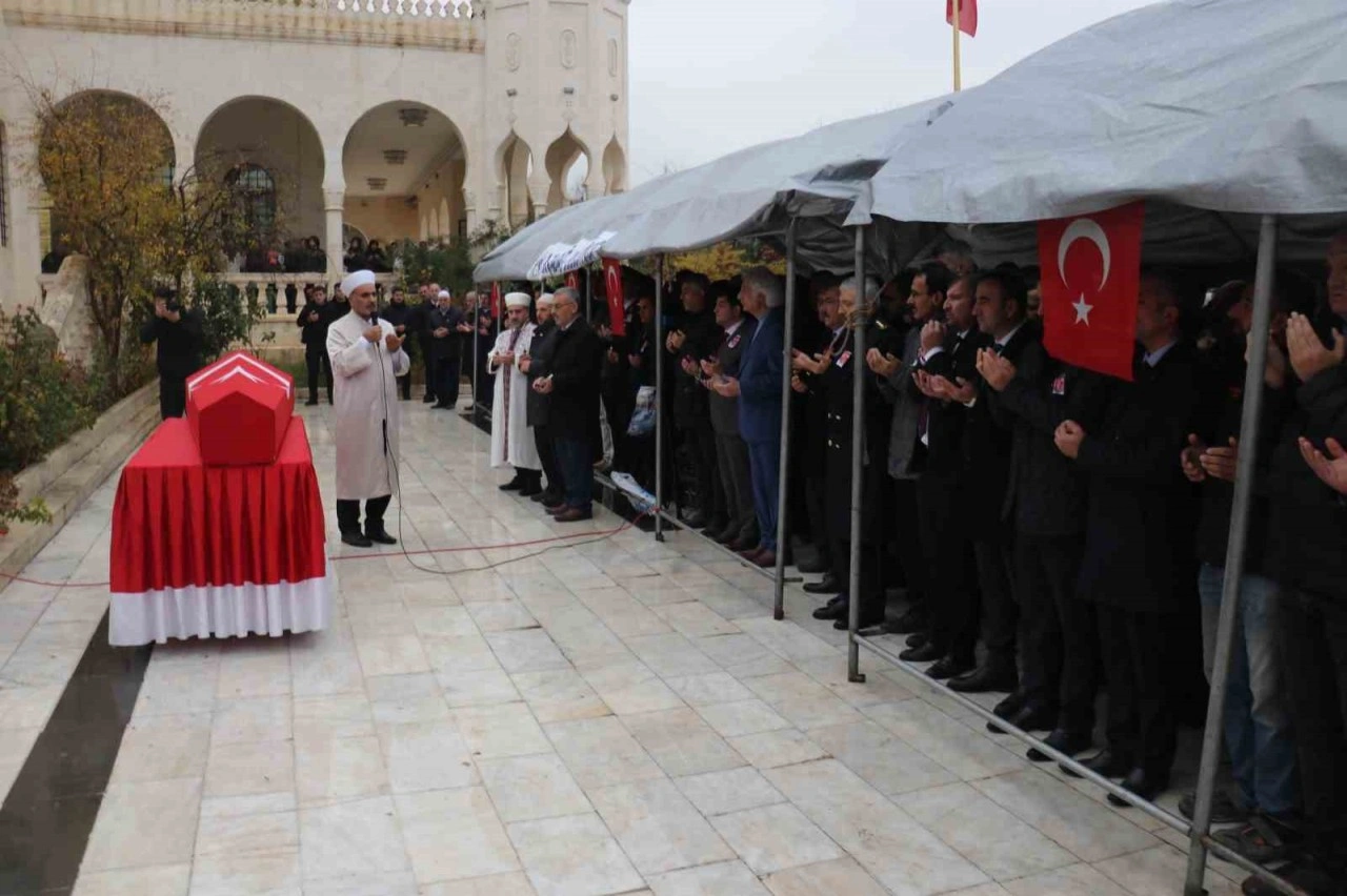 Trafik kazasına müdahale ederken şehit olan polis memuru son yolculuğuna uğurlandı