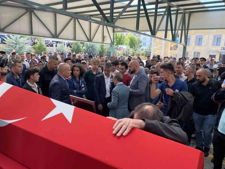 Trafik kazasında yaralanan ve tedavi gördüğü hastanede şehit olan asker Niğde’de toprağa verildi
