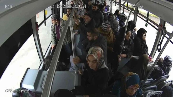 Trafik kazasını görüp bayılan kadını, otobüs şoförü hastaneye yetiştirdi
