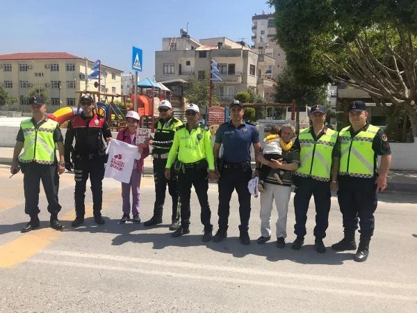 Trafik polislerinden çocuklar için tişört