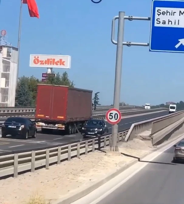 Trafikte geri geri giden otomobili gören şaştı kaldı
