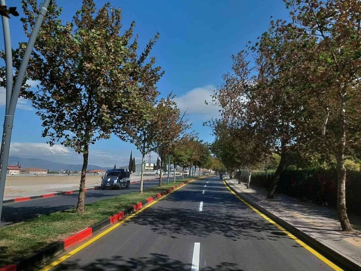 Trafikte güven için yol boyama çalışmaları sürüyor
