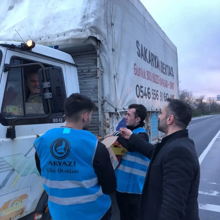 Trafikte kalan sürücülere iftariyelik dağıttılar
