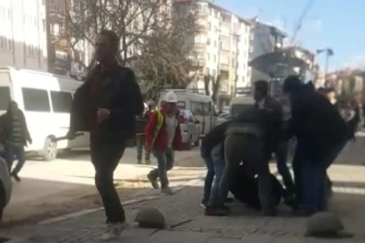 Trafikteki yol verme tartışması sopalı kavgaya dönüştü