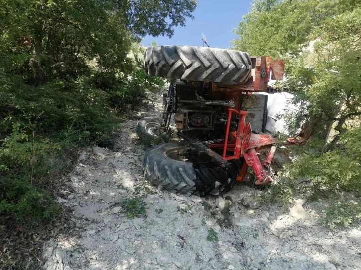 Traktör 50 metrelik yamaçtan yuvalandı, dede ağır yaralandı, torun hayatını kaybetti
