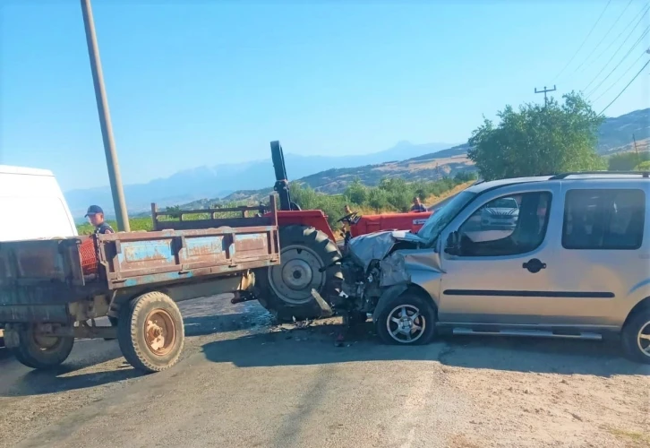 Traktör ile otomobil kafa kafaya çarpıştı: 4 yaralı
