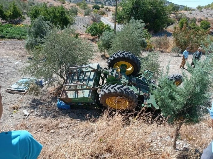 Traktör şarampole devrildi:  1’i ağır 8 yaralı
