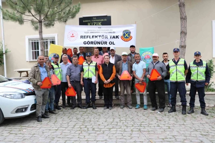 Traktör şoförlerine kurallar anlatıldı, ardından römorklara reflektör takıldı
