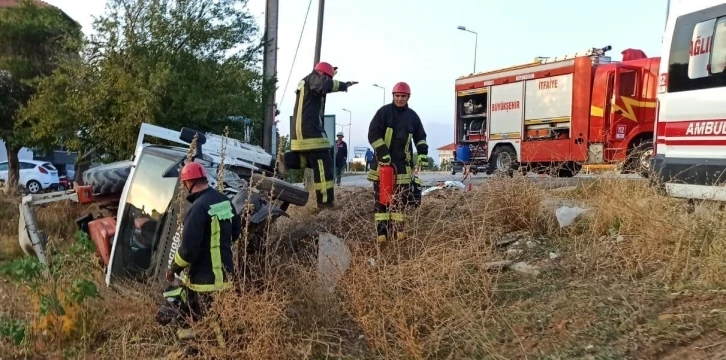 Traktör yüklü kamyonetle otomobil çarpıştı: 4 yaralı
