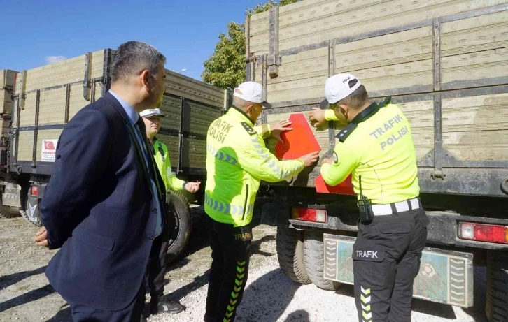 Traktörlerin karıştığı kazaları önlemek için çiftçilere reflektör dağıtıldı
