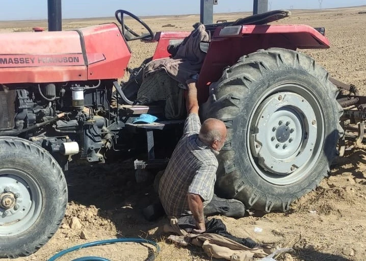 Traktörün altında kalan sürücüyü itfaiye kurtardı
