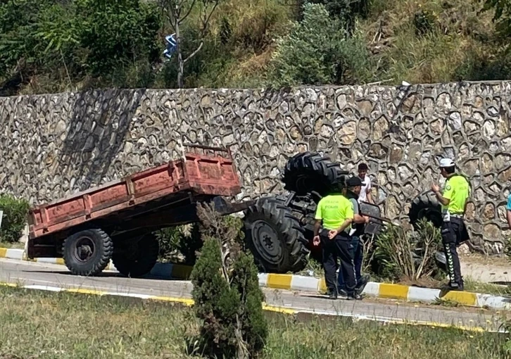 Traktörün emniyet demiri sürücünün hayatını kurtardı
