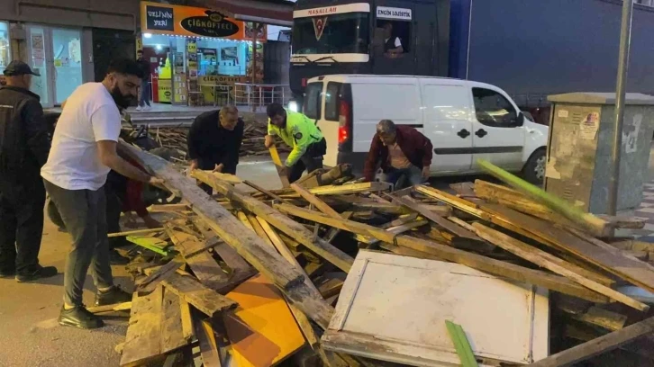 Traktörün römorku devrildi, yola saçılan tahtaları polis ve vatandaş böyle topladı
