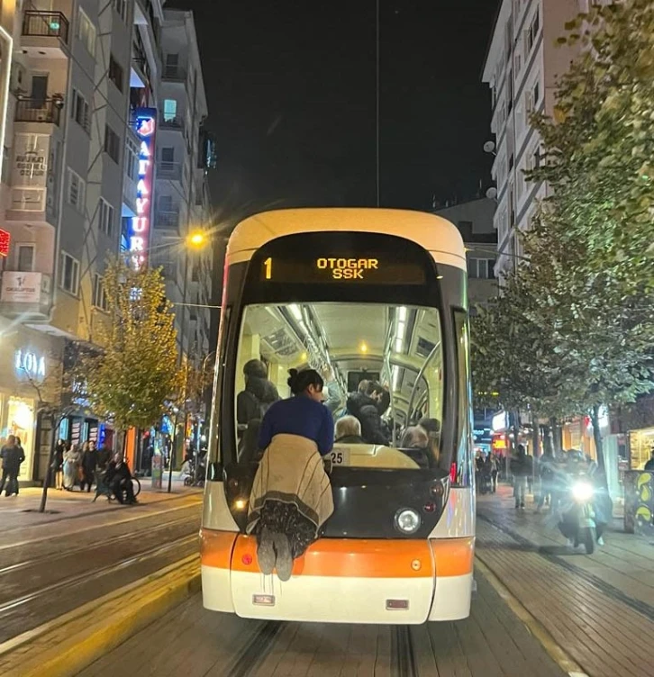 Tramvay arkasında tehlikeli yolculuk
