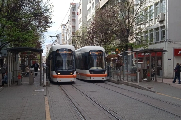 Tramvay seferleri durdu, bayram ziyaretleri yarıda kaldı