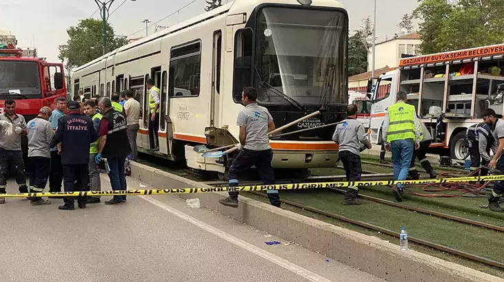 Tramvayın altında kaldı! Motosiklet kullancısı hastanelik oldu