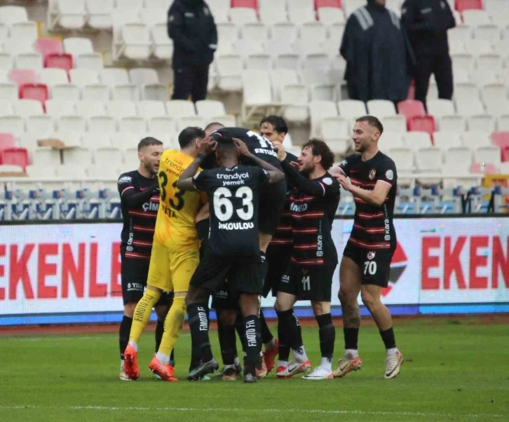 Trednyol Süper Lig: Sivasspor: 2 - Gaziantep FK: 2  (İlk yarı)
