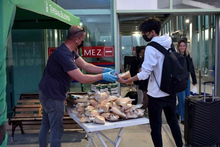 Tren yolcularına kumanya yardımı yapılıyor
