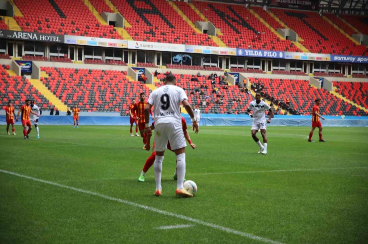 Trendyol 1. Lig: Yeni Malatyaspor: 0 - Sakaryaspor: 1 (İlk yarı)
