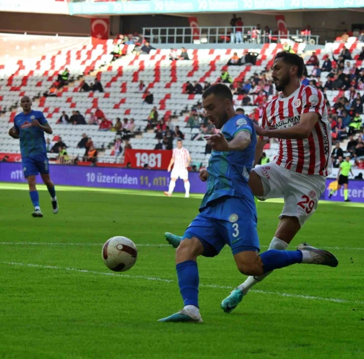 Trendyol Süper Lig: Antalyaspor: 0 - Çaykur Rizespor: 0 (İlk yarı)
