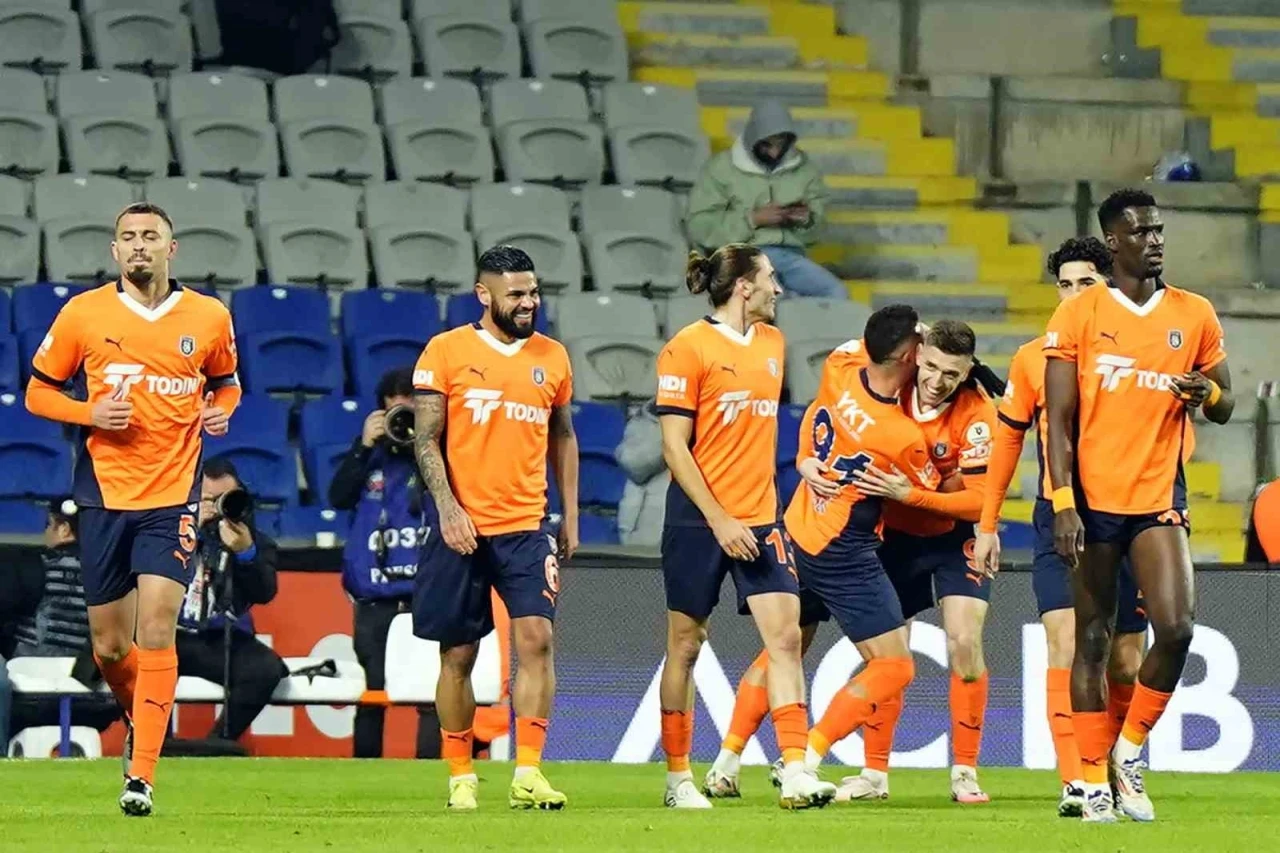 Trendyol Süper Lig: Başakşehir: 4 - Göztepe: 0 (İlk yarı)
