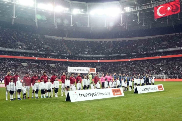 Trendyol Süper Lig: Beşiktaş: 0 - Fenerbahçe: 1 (Maç devam ediyor)
