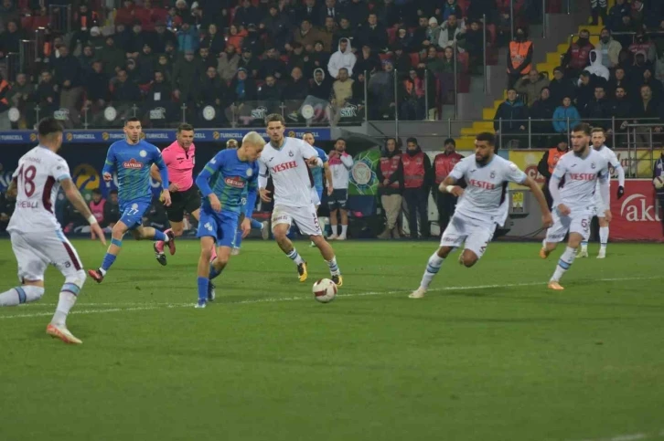 Trendyol Süper Lig: Çaykur Rizespor: 0 - Trabzonspor: 0 (İlk yarı)
