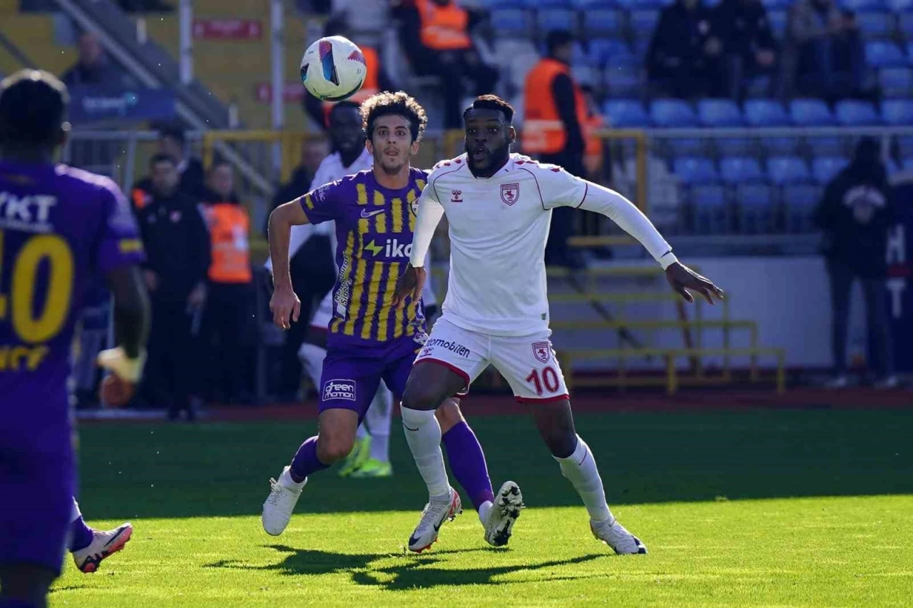 Trendyol Süper Lig: Eyüpspor: 0 - Samsunspor: 0 (İlk yarı)
