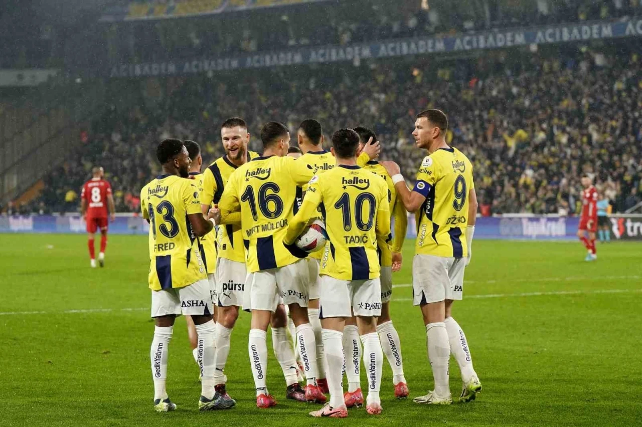 Trendyol Süper Lig: Fenerbahçe: 3 - Antalyaspor: 0 (İlk yarı)
